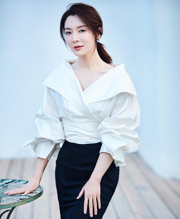 白衬衫黑内衣_美女穿白衬衫黑内衣(3)