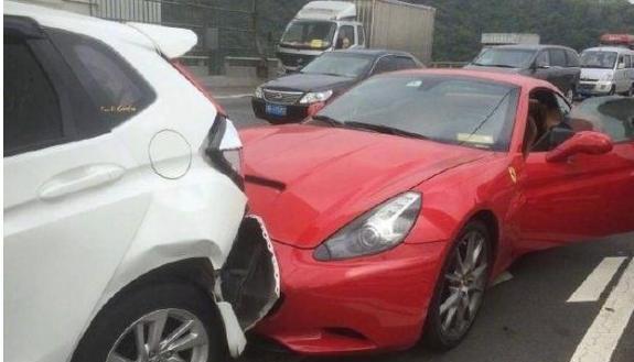 本田飞度被千万法拉利追尾，面对法拉利女司机，车主不好意思索赔