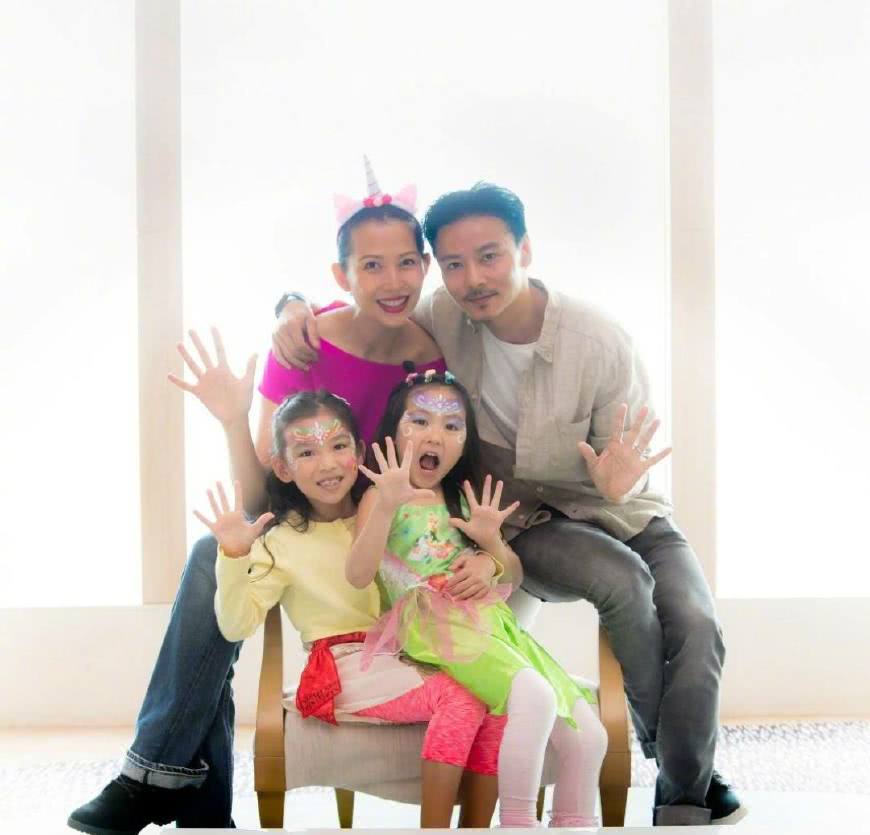 蔡少芬带女儿综艺首秀,7岁大长腿抢镜,何洁和儿子七宝互动甜