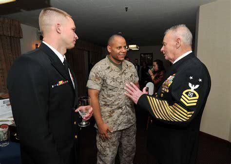 袖口条纹有啥讲究,军龄袖条不是军衔,老士官数