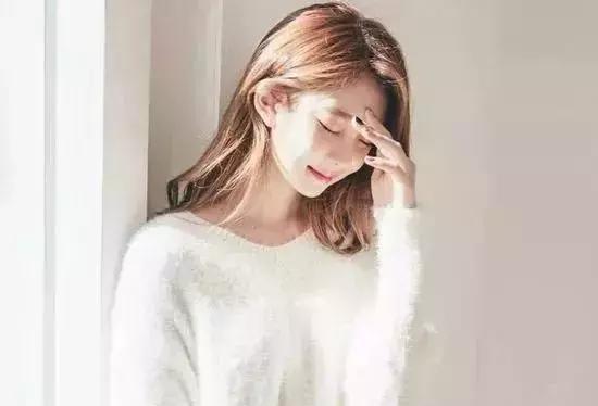 脸圆短下巴的女生还有救吗？9款发型让你扬长避短