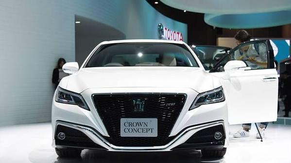 皇冠总算是觉醒了，15代皇冠颜值逆天，别说雅阁了迈腾都怕