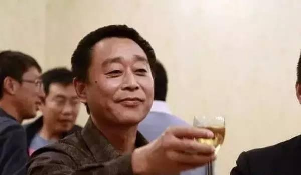 大连第一辆迈巴赫的车主不是王健林, 他的车牌号比王健林的还牛