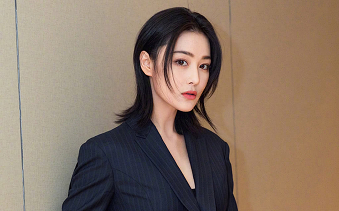 张馨予立冬晒吃饺子照,戴着眼镜素颜拍照,清纯