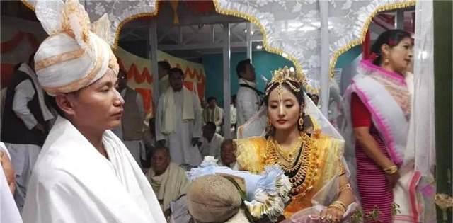 印度最奇特的民族,吃中国美食看中国电视台,很