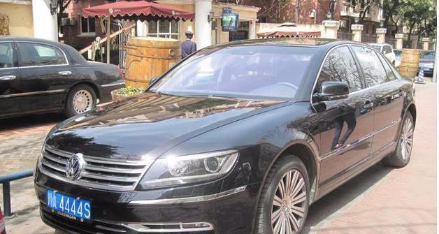 全球只有一辆的顶级大众辉腾, 大众老总亲自颁发给中国4S店老板