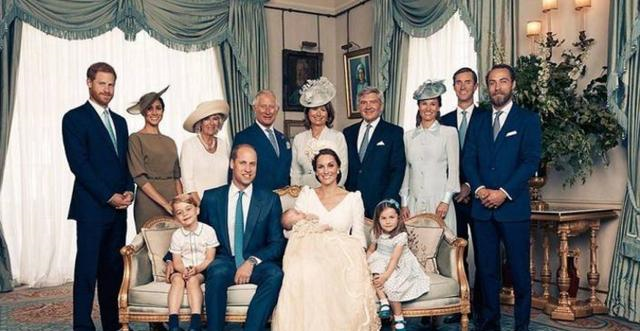 英国皇室最新全家福，路易小王子首次亮相，夏洛特公主很有女王范