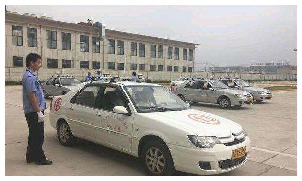 科目三考试突然遇到行人,这时是直接踩刹车?还是先减档?