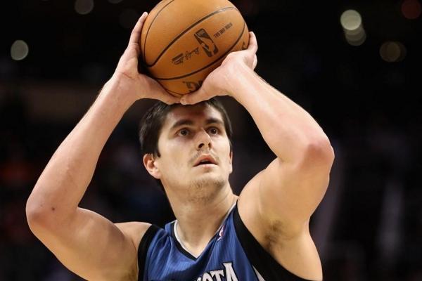 这个球员是NBA最年轻冠军, 球迷却经常骂他水