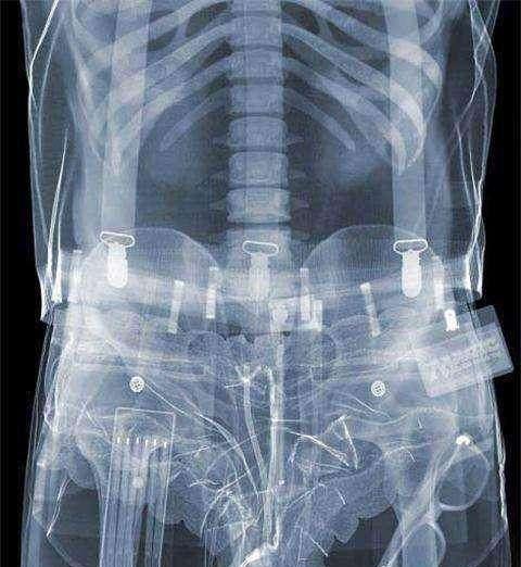 美女过安检这些东西全都被看的一清二楚, 毫无