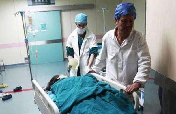 怀孕9个月在家破了羊水,送到医院后婆婆坚持顺