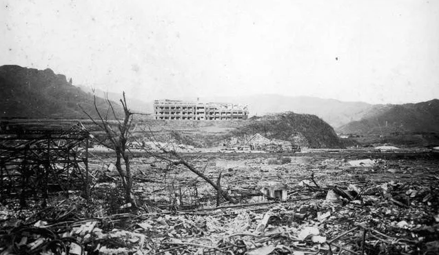 冲绳岛战役老照片,图6被俘日本女人一脸悲伤