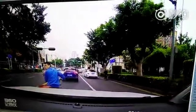 电动车确实气人，但是轿车这样太危险了吧   ​