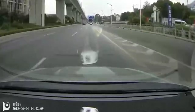 骑电动车更要遵守交规，毕竟真的出事，也是你伤的重！！  ​