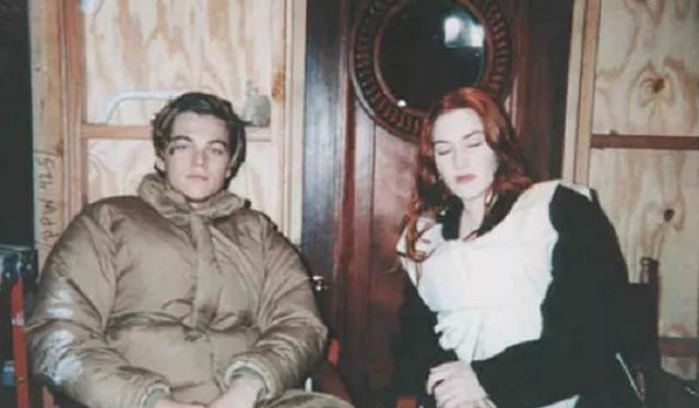 《泰坦尼克号》演员搞笑幕后,露丝与替身合影,杰克表情亮了!