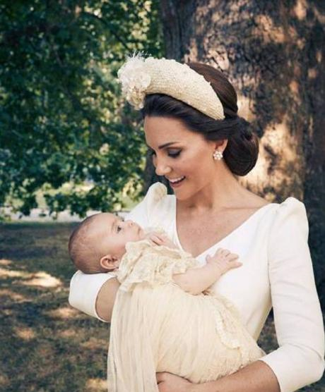 英国皇室最新全家福，路易小王子首次亮相，夏洛特公主很有女王范