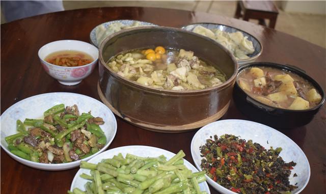 乡下亲戚们请吃饭,顿顿大鱼大肉显热情,光吃菜就饱了该吃哪家?