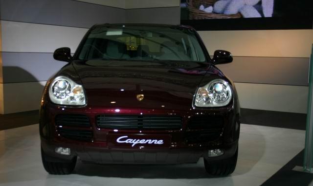 保时捷向世人展示卡宴不是个花瓶，一辆越野拖动近300吨飞机