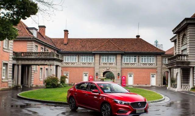 开这车双手永远不离方向盘，大部分操作都靠嘴