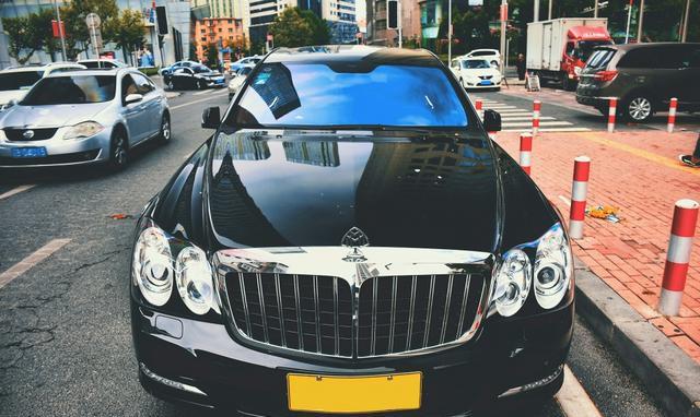 在它面前奔驰S只是小弟，只能挂黄牌的民用轿车，A1驾照才能上路