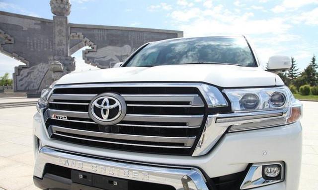 顶配100多万的丰田陆巡, 朋友说花了300多万, 打开车门信了