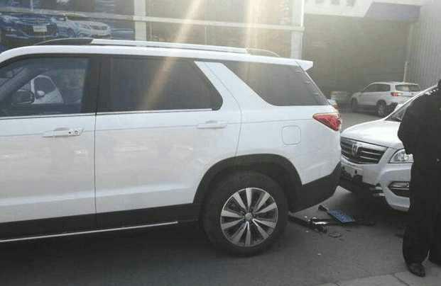 长安CS95被追尾, 到车尾大家沸腾了