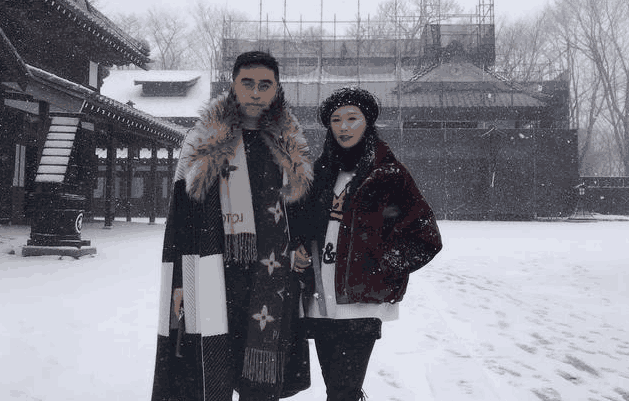 陈冰父母雪中漫步好浪漫, 50岁的她比女儿还美, 30亿身家老公专一