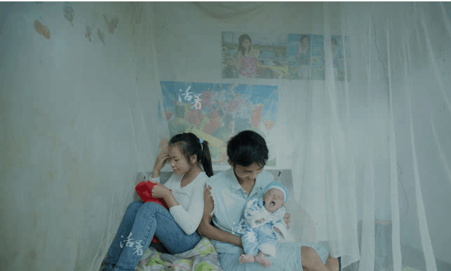 一家三口总年龄不到三十岁, 早婚早育总是