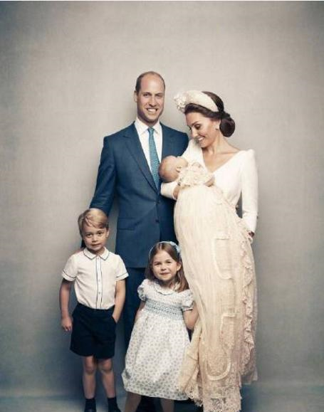 英国皇室最新全家福，路易小王子首次亮相，夏洛特公主很有女王范