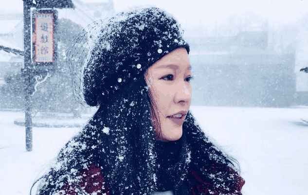陈冰父母雪中漫步好浪漫, 50岁的她比女儿还美, 30亿身家老公专一