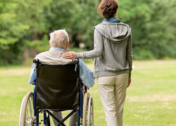 老父亲在女儿家养老,梦到去世多年的老伴后,老