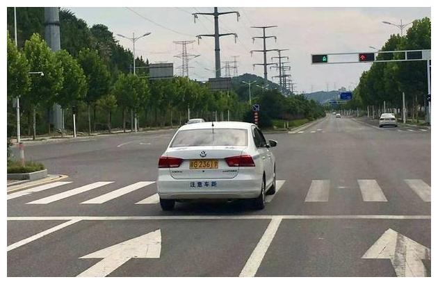 科目三考试突然遇到行人,这时是直接踩刹车?还是先减档?