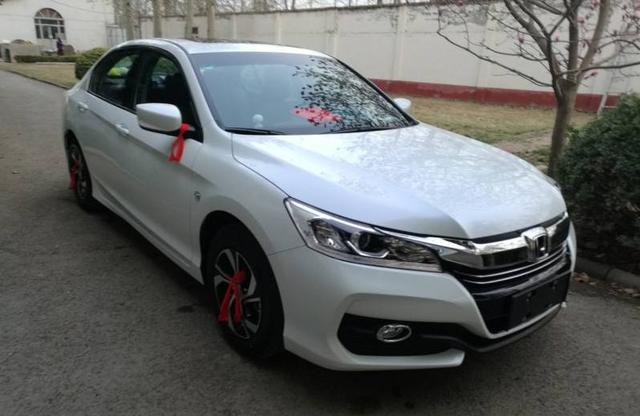 外观吊打迈腾，内饰科技感十足，车主还能吐槽？