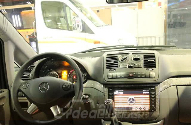 奔驰唯雅诺奢侈的改装看起来更富浓厚的商务气息