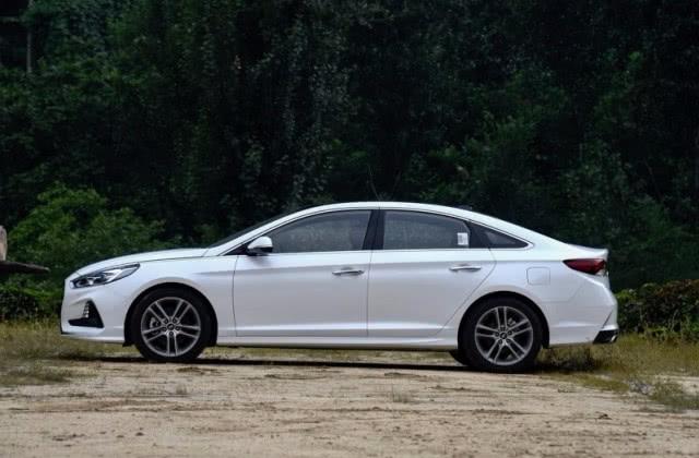 聪明人都现在买它，新车直降2万，比凯美瑞亮眼油耗5毛！