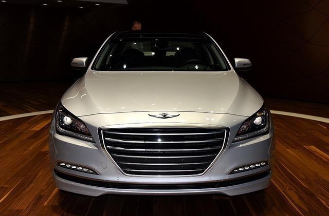 外观像宾利, 不逊色于宝马5系, 仅售28万, 你心动吗?