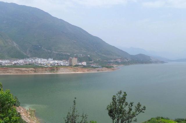 四川省, 这四座地级市都比成都面积更大, 第一是