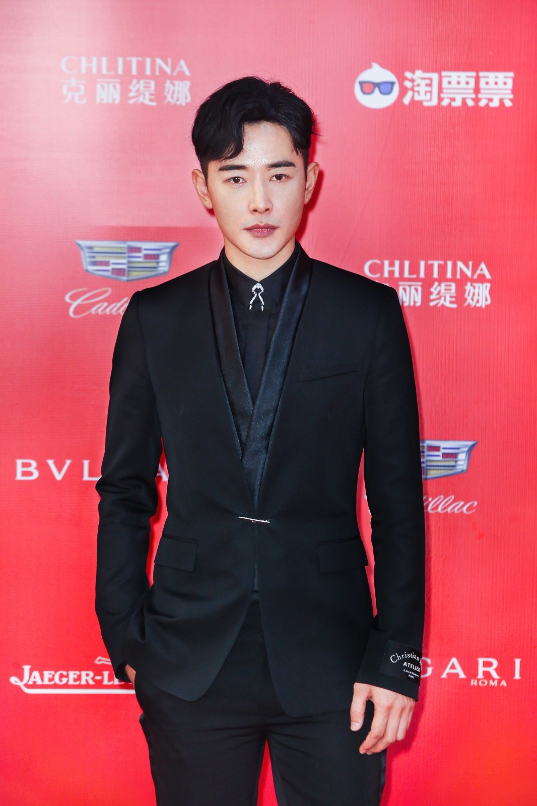 钟楚曦谭松韵携手红毯 罗晋自曝《八月未央》