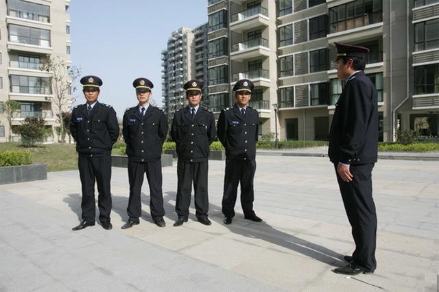 刚入职做保安3个月,保安队长总向我吃拿卡要