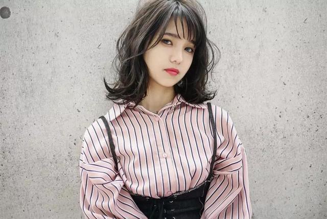 脸圆短下巴的女生还有救吗？9款发型让你扬长避短