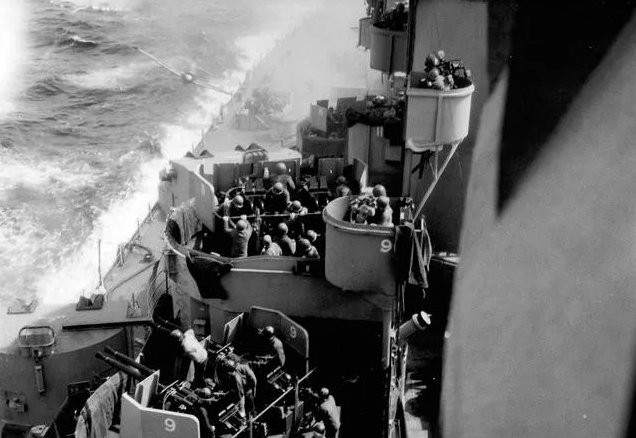 冲绳岛战役老照片,图6被俘日本女人一脸悲伤