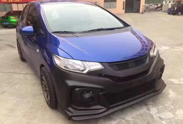 本田飞度花3000改的前后杠加尾翼瞬间变成小钢炮