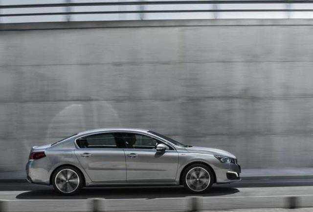 外观比大众迈腾抢眼, 空间配置媲美凯美瑞, 降至14.5万买啥速腾