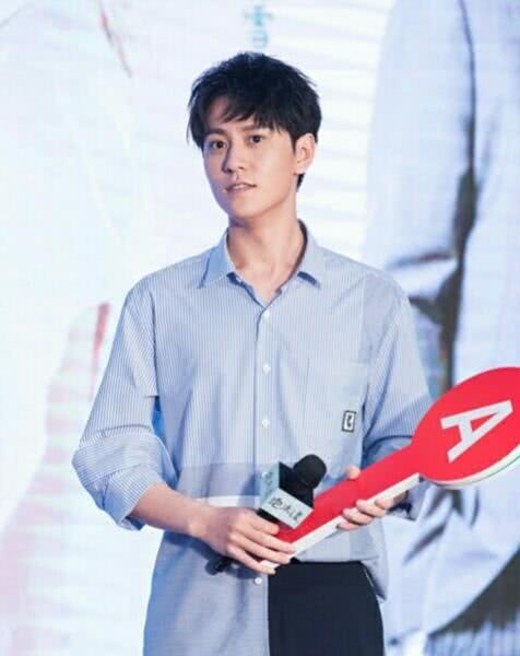 张雪迎脸上的妆容精致淡雅,口红颜色清新靓丽