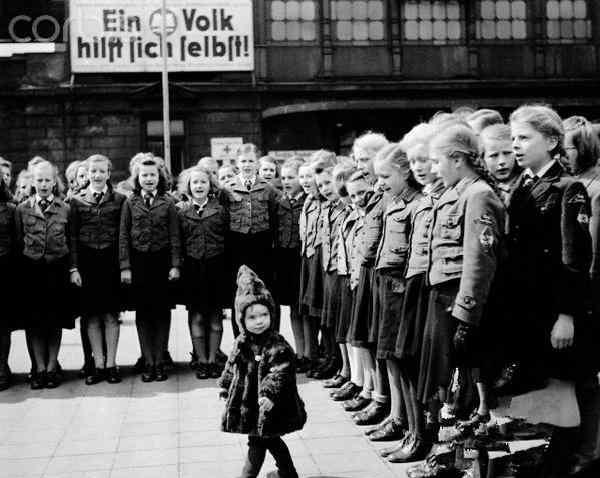 二战时希特勒绝密造人计划老照片 专挑金发碧眼美女和德军绳子