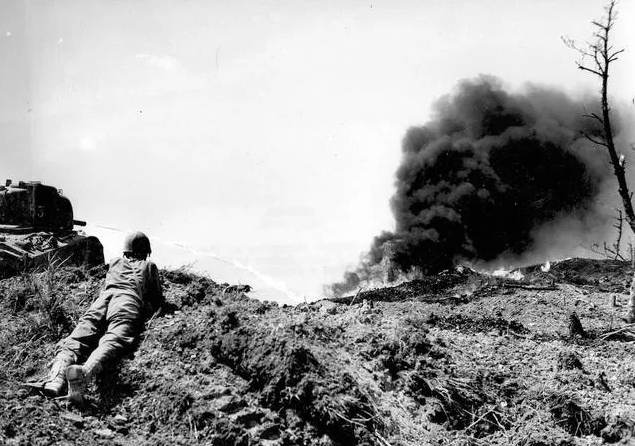 冲绳岛战役老照片,图6被俘日本女人一脸悲伤