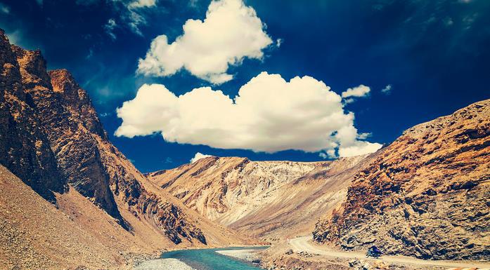 喜马拉雅山中有海洋生物的化石，说明( )A.喜马拉雅山原来是海洋岛屿上的山脉B.喜马拉雅山所在地区