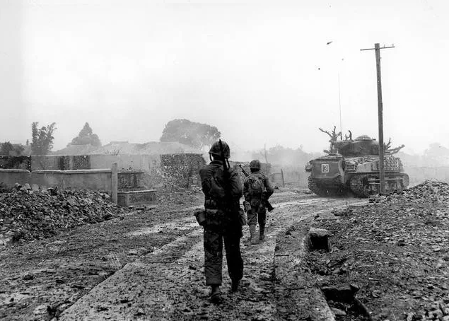 冲绳岛战役老照片,图6被俘日本女人一脸悲伤