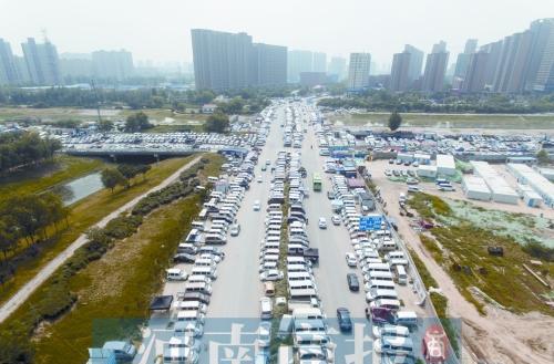 郑州这个二手车市场越来越“疯狂”，连成“火车”杵在马路上！