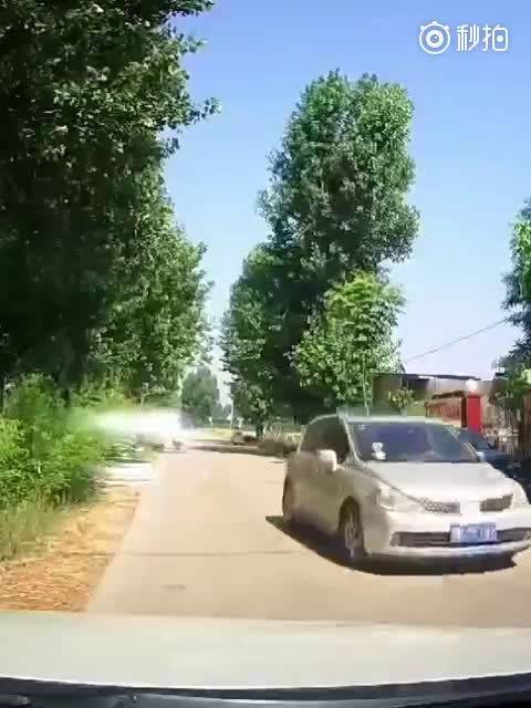 低头族骑电动车   ​